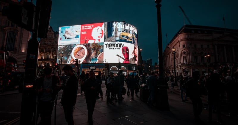 Signalétique lumineuse à Nantes : comment bien choisir votre éclairage publicitaire