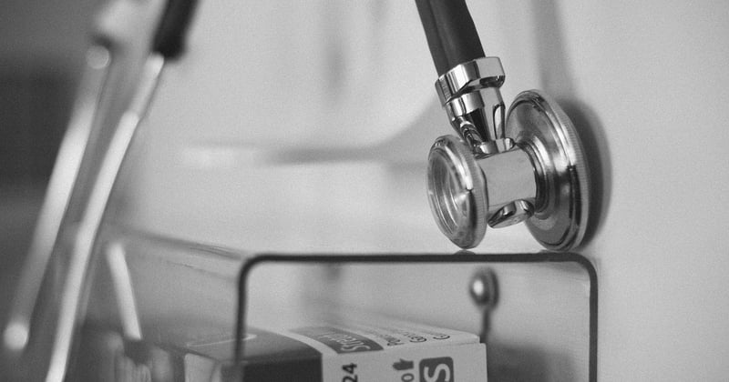 Signalétique hôpital pour entreprise à Nantes : guide complet pour bien choisir